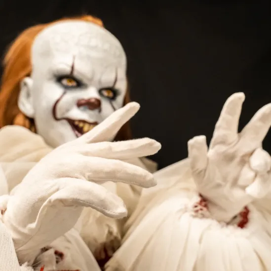 it__pennywise_premium_sca_SKUdsmukF59S6_4.webp Trick Or Treat Studios IT - Pennywise Premium Scale Doll