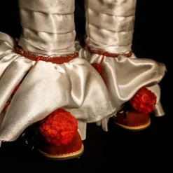 Trick Or Treat Studios IT - Pennywise Premium Scale Doll